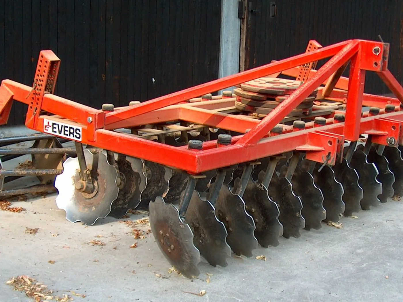 18-disc mounted offset harrow (GHD-2 3009A) — representative photograph